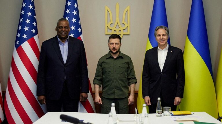Аластер Крук: Мир больше так не работает Встреча министра обороны США Ллойда Остина, президента Украины Владимира Зеленского и госсекретаря США Энтони Блинкена в апреле 2022 г. в Киеве